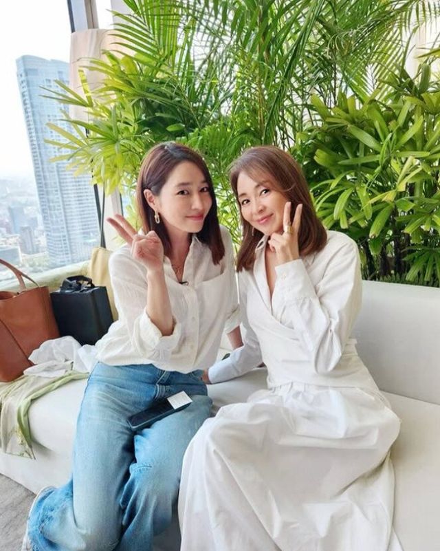 이종격투기 선수 겸 방송인 추성훈의 아내인 모델 야노 시호가 배우 이민정을 만나 인증샷을 올렸다. 사진은 모델 야노 시호와 배우 이민정이 함께 V포즈를 하며 기념촬영을 한 모습. /사진=야노시호 인스타그램 캡처