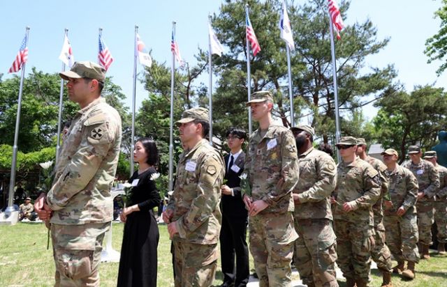 미국 행정부가 주한미군 수천명을 감축하는 방안 논의에 나섰다. 사진은 지난 22일 경기 파주시 임진각 보훈단지에서 열린 한·미 합동 현충일 추모 행사에서 참석자들이 미군참전비에 헌화하는 모습. /사진=뉴스1
