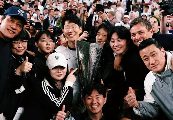  토트넘 홋스퍼 주장 손흥민이 생애 첫 우승컵을 들어올리는 역사적인 순간에 배우 박서준이 함께했다. 사진은 토트넘 홋스퍼 주장 손흥민과 함께 기념 사진을 촬영한 지인들과 배우 박서준 모습. /사진=손흥민 인스타그램 캡처