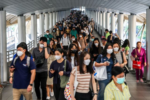 중국, 홍콩, 동남아시아가 코로나19 재확산 비상이 걸렸다. 사진은 지난 2월3일 태국 방콕에서 시민들이 마스크를 쓰고 지나가는 모습. /사진=로이터