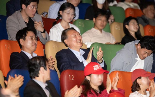 중앙선거관리위원회가 윤석열 전 대통령이 관람한 영화 '부정선거, 신의 작품인가'에 대해 "부정선거 음모론을 부추기고 있다"며 우려와 유감을 표명했다. 사진은 윤 전 대통령이 지난 21일 오전 서울 중구 메가박스 동대문점에서 다큐멘터리 영화 '부정선거, 신의 작품인가' 관람을 마친 뒤 박수를 치는 모습. /사진=뉴시스