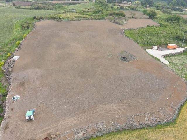 '위파크 제주' 공사장에서 토사가 대량 불법 반출됐다. 사진은 임야로 불법 반출된 토사의 모습. /사진=제주도자치경찰단 