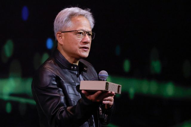 미국 대중 반도체 수출 규제를 두고 젠슨 황 엔비디아 CEO가 공개적으로 비판에 나섰다. 사진은 지난 21일(현지시각) 대만 타이베이에서 열린 기자간담회에서 그가 취재진의 질문에 답하고 있는 모습. /사진=로이터