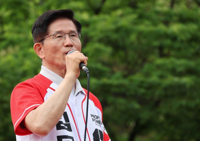 김문수 국민의힘 대선 후보가 22일 긴급 기자회견을 통해 정치 개혁 공약을 발표했다. 사진은 전날 경기 동두천시에서 유권자에게 지지를 호소하는 김 후보. /사진=뉴시스(공동취재)