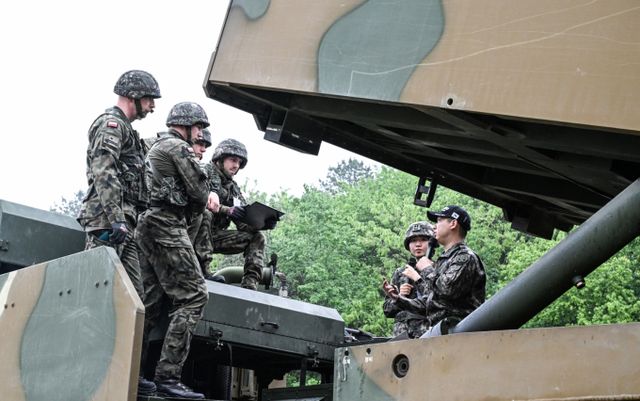 육군은 지난 22일 해외 주요 방산협력국 장병들을 대상으로 K-무기체계의 전술적 운용을 교육하는 '육군 국제과정' 현장 모습을 공개했다. 폴란드군 교육생들이 교관들로부터 천무의 전술적 운용방법에 대한 설명을 듣고 있다. /사진=육군