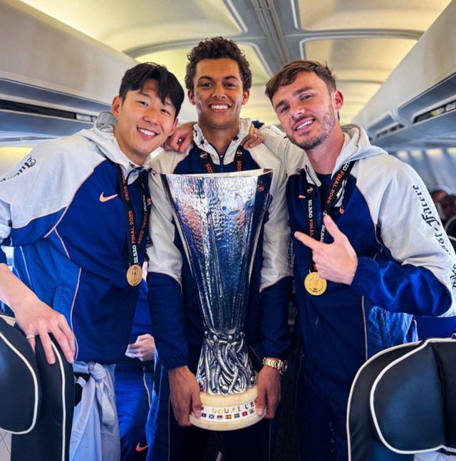 유로파리그에서 우승한 토트넘 홋스퍼 주장 손흥민 선수가 우승 트로피를 품에 안고 금의환향했다.사진은 23일(한국시각) 영국으로 돌아가는 비행기 안에서 손흥민 선수가 팀 동료들과 함께 기념촬영을 한 모습. /사진=토트넘 홋스퍼 SNS 캡처
