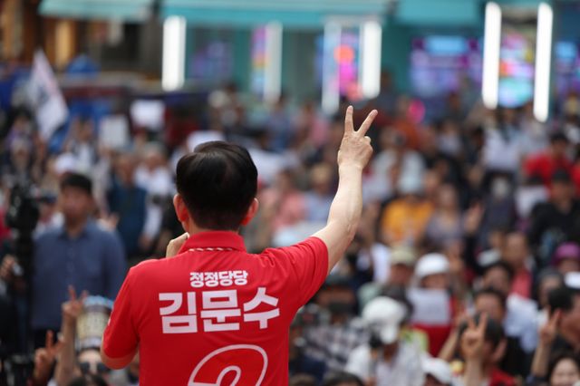 김문수 국민의힘 대선 후보가 22일 보육 강화를 언급했다. 사진은 이날 경기 광명에서 유세하는 김 후보. /사진=뉴스1