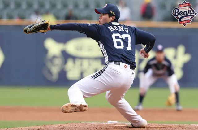 5연패에 빠진 두산 베어스가 신인 투수 홍민규의 등판을 예고했다. 사진은 두산 베어스에서 활약 중인 홍민규의 모습. /사진=두산 베어스 홈페이지 캡처