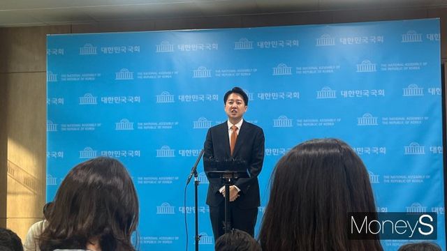 이준석 개혁신당 대선 후보가 22일 긴급 기자회견을 열고 단일화 가능성을 일축했다. 사진은 기자회견 후 기자들과 만난 이 후보. /사진=김동욱 기자