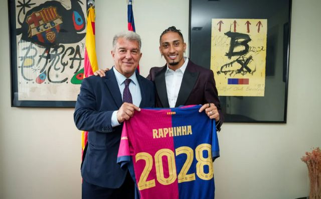 FC바르셀로나가 핵심 공격수인 하피냐와 재계약을 마쳤다. 사진은 23일(한국시각) 바르셀로나와 재계약을 한 하피냐(오른쪽)의 모습. /사진=FC바르셀로나 홈페이지 캡처 