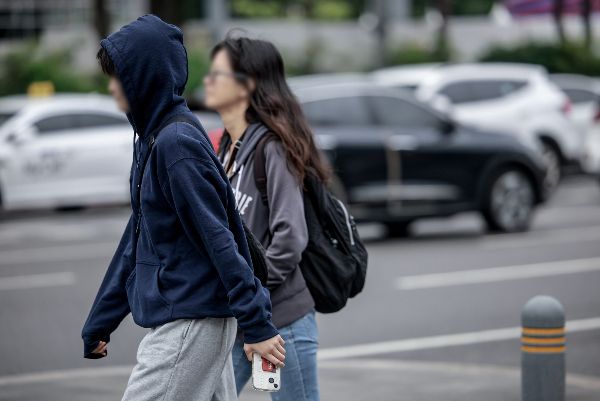 24일 기온이 평년보다 낮겠고 전국에 비가 내리는 곳이 있겠다. 사진은 서울 종로구 광화문네거리에서 가벼운 옷차림을 한 시민들 모습. /사진=뉴시스