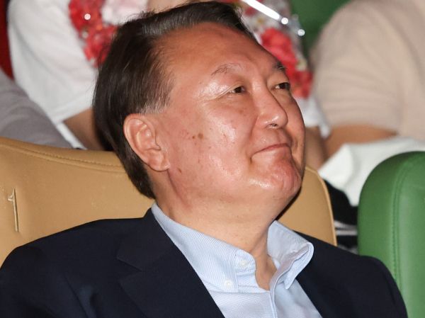 경찰이 비화폰 서버 기록 일부를 임의제출 받았다. 사진은 윤석열 전 대통령이 지난 21일 오전 서울 중구 메가박스 동대문점에서 다큐멘터리 영화 '부정선거, 신의 작품인가' 관람을 마친 뒤 미소짓고 있는 모습. /사진=뉴시스