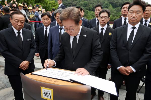 더불어민주당 광주선거대책위원회는 노무현 전 대통령 서거 16주기를 맞아 '이재명 후보가 노무현 정신을 가장 확고히 계승하고 있다'고 평가했다. 사진은 노무현 전 대통령 서거 16주기인 23일 이재명 더불어민주당 대통령 후보가 경남 김해시 진영읍 봉하마을에서 노 전 대통령 묘역 참배를 마친 후 방명록을 작성하고 있는 모습. /사진=뉴스1