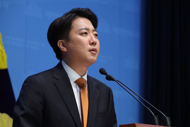 이준석 개혁신당 대선 후보가 22일 서울 여의도 국회 소통관에서 긴급 기자회견을 열고 범보수 진영의 단일화 논의에 응하지 않겠다는 입장을 밝히고 있다. /사진=뉴시스 