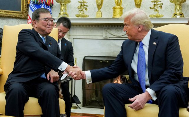  도널드 트럼프 미국 대통령과 이시바 시게루 일본 총리는 23일 전화 통화를 가지고 관세, 경제 안보 분야 협력에 대해 논의했다. 사진은 지난 2월7일 도널드 트럼프 미국 대통령(오른쪽)이 미국 워싱턴 D.C. 백악관에서 이시바 시게루 일본 총리와 악수하고 있는 모습. /사진=로이터