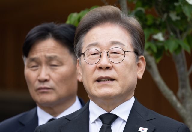 이재명 더불어민주당 대선 후보가 경남 김해 봉하마을에서 고(故) 노무현 전 대통령 묘역을 참배한 뒤 현 정치 상황에 대한 우려와 민주주의 회복에 대한 각오를 밝혔다.사진은 이재명 더불어민주당 대통령 후보가 고 노무현 전 대통령 16주기인 23일 오전 경남 김해시 봉하마을 노 전 대통령 관저에서 백브리핑을 하고 있는 모습. /사진=뉴스1