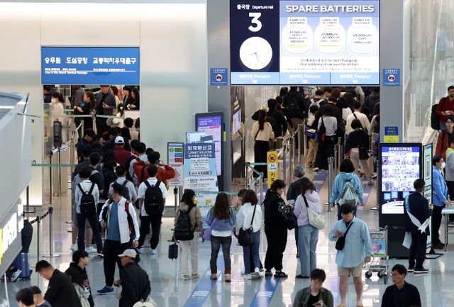 서울 인천국제공항 제1여객터미널에서 여행객들이 출국장으로 들어서고 있다./사진=뉴시스