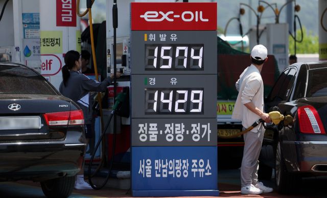 주유소 기름값이 2주째 하락세를 보였다. 사진은 최근 서울 서초구 경부고속도로 부산방향 만남의 광장 주유소 모습. /사진=뉴시스