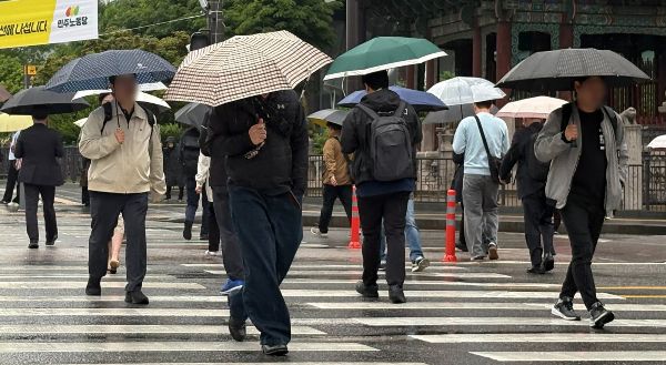 24일 한낮 기온이 23도까지 떨어져 선선한 날씨가 이어지겠다. 사진은 서울 중구 세종대로 사거리에서 출근길에 오른 시민들 모습. /사진=뉴시스
