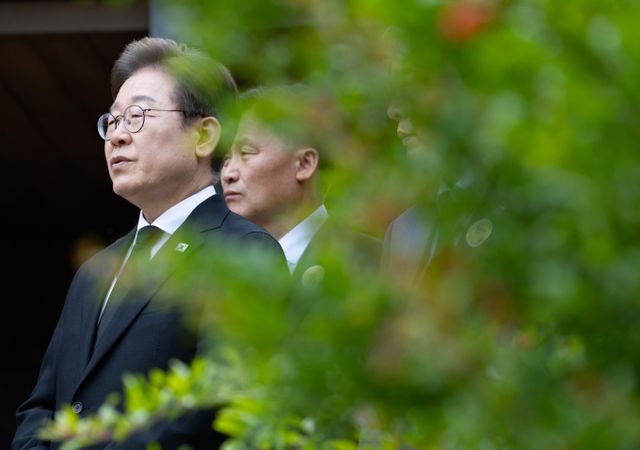 이재명 더불어민주당 대선 후보의 지지율이 하락세를 보이자 민주당은 대선이 가까워질수록 격차가 좁혀질 것이라 예측해 왔지만 예상보다 빠른 변화에 당혹감을 감추지 못하는 분위기다. 사진은 이재명 더불어민주당 대선후보가 고 노무현 전 대통령 16주기인 23일 경남 김해시 진영읍 봉하마을을 찾아 노 전 대통령 사저 앞에서 백브리핑을 하고 있는 모습. /사진=뉴시스