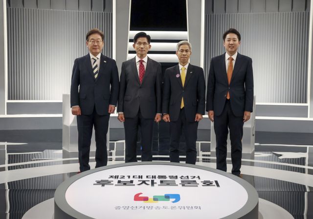 제21대 대선 후보자 토론회가 23일 저녁 시작했다. 사진은 토론회에 참석한 주요 대선 후보. /사진=뉴스1(국회사진기자단)