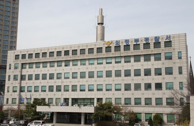 데이트앱에서 만난 남성들에게 결혼을 빙자해 수억원을 뜯은 뒤 잠적한 40대 여성이 검거됐다. /사진=뉴시스