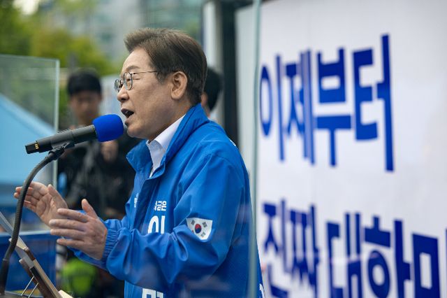 이재명 더불어민주당 대선 후보가 24일 윤석열 전 대통령을 비판했다. 사진은 이날 경기 안양 평촌중앙공원 유세 중 발언하는 이 후보. /사진=뉴스1