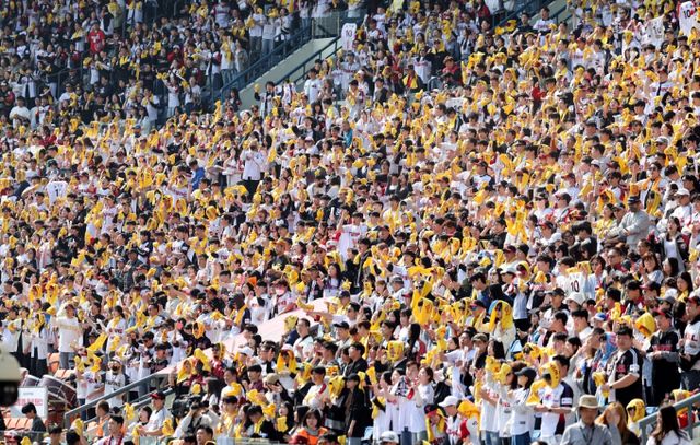 올해 프로야구가 역대급 인기에 1200만 관중을 돌파할 것이란 전망이 나온다. 서울 송파구 잠실야구장에서 열린 프로야구 2025 KBO리그 개막전 롯데 자이언츠 대 LG 트윈스의 경기, 만원 관중들이 경기를 관람하고 있다. /사진=뉴시스