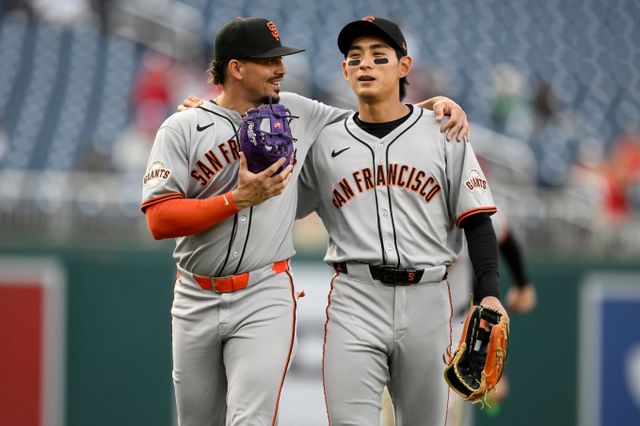 샌프란시스코 자이언츠의 이정후(오른쪽)가 23일(현지 시간) 워싱턴 내셔널스 파크에서 열리는 2025 메이저리그 워싱턴 내셔널스와의 경기에서 3타수 2안타 2득점 1볼넷을 기록했다. 팀은 이날 4대 0으로 승리했다. 이정후가 윌리 아다메스와 더그아웃으로 향하며 얘기를 나누고 있다. /사진=뉴시스