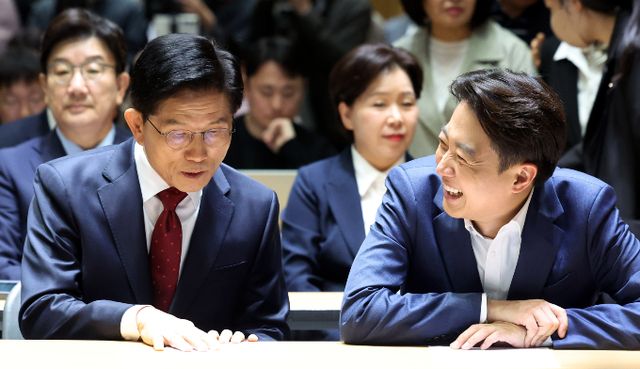 국민의힘이 오는 29일 사전투표 전까지 단일화를 목표를 두고 있다. 사진은 지난 19일 서울 중구 서울시청에서 열린 '약자와 동행하는 서울' 토론회에서 대화하는 김문수(왼쪽), 이준석 후보. /사진=뉴시스