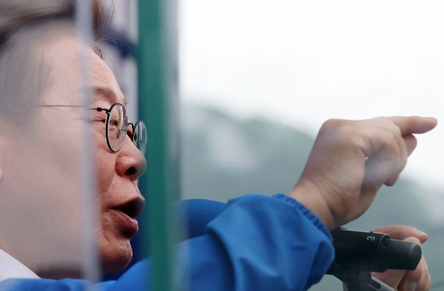 이재명 더불어민주당 대선 후보가 24일 이틀 만에 다시 수도권 표심 공략에 나선다. 사진은 지난 22일 경남 양산 양산워터파크공원에서 시민들에게 지지를 호소하는 이 후보. /사진=공동취재