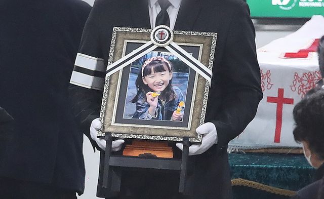 대전 한 초등학교에서 하교 중인 김하늘양(사진)을 살해한 혐의로 구속 기소된 교사 명재완(48) 재판이 열린다. 사진은 지난 2월 대전 서구 건양대병원 장례식장에서 학교 교사에게 살해된 김하늘양 발인식.사진=뉴스1