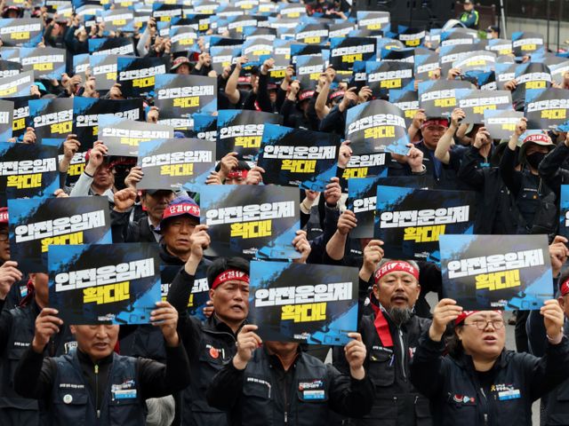 김 노무사는 차기 정부가 '노동하기 좋은 나라'를 만드는 데 주력해야 한다고 강조했다. 사진은 민주노총 화물연대본부 조합원들이 지난 19일 오후 서울 영등포구 여의도 국회의사당역 앞에서 열린 '확대간부 결의대회'에서 구호를 외치고 있는 모습. /사진=뉴스1