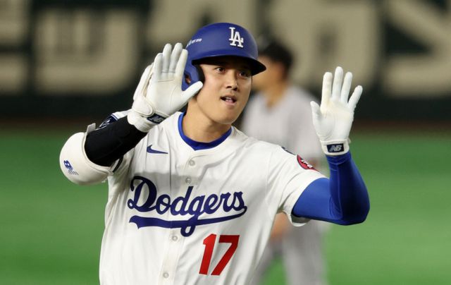 LA 다저스의 오타니 쇼헤이가 지난 3월15일(현지시각) 일본 도쿄 돔에서 열린 요미우리와 평가전서 2점 홈런을 친 후 베이스를 돌고 있다. 사진제공=로이터