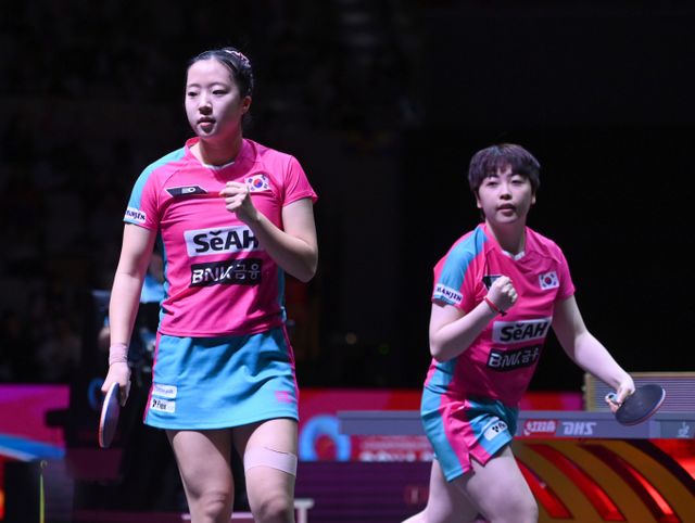 신유빈, 유한나가 24일(현지시각) 카타르 도하 루사일 아레나에서 열린 2025 국제탁구연맹(ITTF) 세계선수권대회 여자복식 4강 소피아 폴차노바(오스트리아) - 베르나데트 소츠(루마니와)와의 경기에서 득점 후 주먹을 쥐어보이고 있다. /사진제공=뉴시스