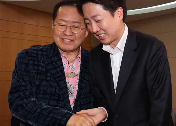 홍준표 전 대구시장이 이준석 개혁신당 대통령 후보를 응원했다. 사진은 홍준표 전 대구시장이 지난 10일 오후 인천국제공항 제1여객터미널에서 미국 출국을 앞두고 배웅온 이준석 개혁신당 대선후보와 악수를 나누고 있는 모습. /사진=뉴시스