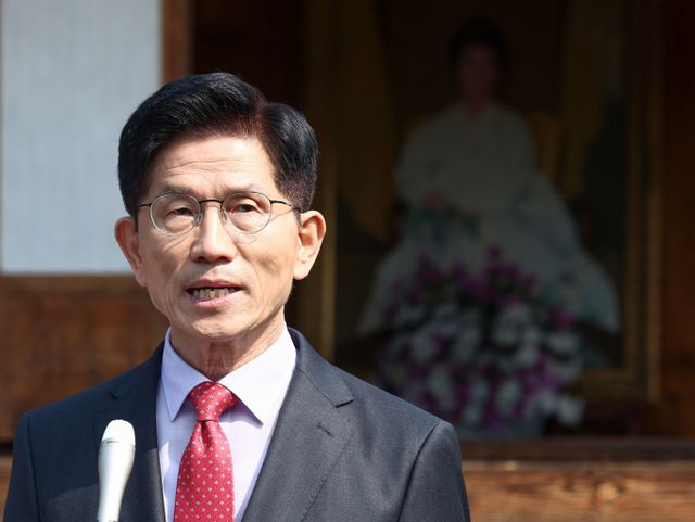  김문수 국민의힘 대통령 후보가 25일 오전 충북 옥천군 박정희 전 대통령의 부인 육영수 여사 생가를 둘러본 뒤 현안 관련 브리핑을 하고 있다. /사진=뉴스1