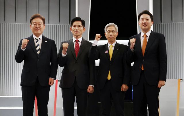 지난 23일 서울 영등포구 KBS본관 스튜디오에서 열린 중앙선거방송토론위원회 주관 제21대 대통령선거 2차 후보자 토론회 시작에 앞서 각 정당 대선후보들이 기념촬영을 하고 있다. 왼쪽부터 이재명 더불어민주당, 김문수 국민의힘, 권영국 민주노동당, 이준석 개혁신당 대선후보. / 사진=국회사진기자단