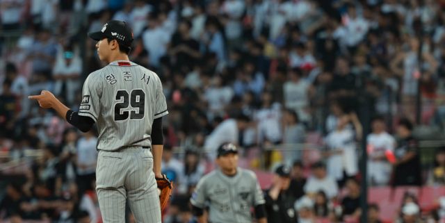 한화 이글스가 리그 선두 LG트윈스와 3연전을 펼친다. 사진은 오는 27일 LG트윈스와의 경기에 선발 등판할 예정인 한화 이글스 황준서의 모습. /사진=뉴시스