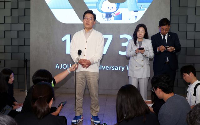 이재명 더불어민주당 대통령 후보가 청년 간담회에서 "(악성) 정치 탓에 청년 세대가 많이 오염된 것 같다"고 발언한 것을 두고 정치권의 공방이 이어지고 있다. 사진은 이재명 더불어민주당 대통령 후보가 26일 경기 수원시 아주대학교에서 대학생 간담회를 마친 뒤 취재진 질의에 답변하는 모습. /사진=뉴스1