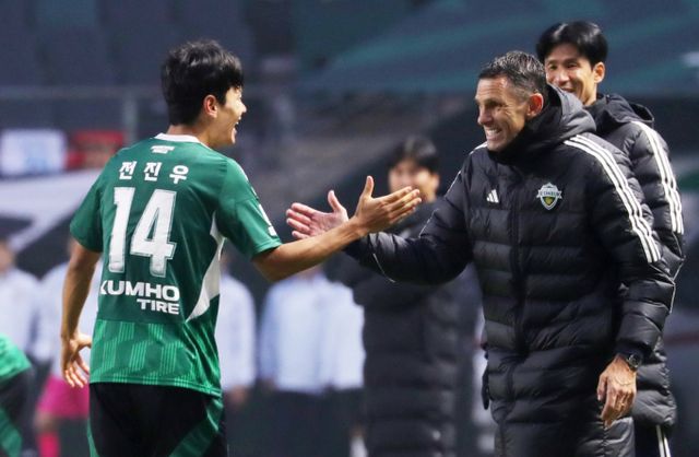 전북 현대모터스 전진우가 처음으로 국가대표팀으로 발탁됐다. 사진은 전북 현대모터스에서 활약 중인 전진우(오른쪽)가 거스 포옛 감독과 기쁨을 나누는 모습. /사진=뉴스1