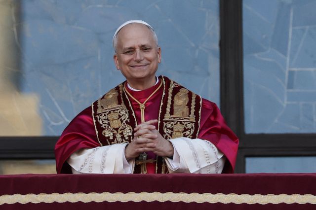 레오 14세 교황의 미국 시민권 유지에 대한 의문이 제기됐다. 사진은 레오 14세 교황이 지난 25일(현지시각) 이탈리아 로마에 있는 산타마리아 마조레 대성당 발코니에서 연설하는 모습. /사진=로이터