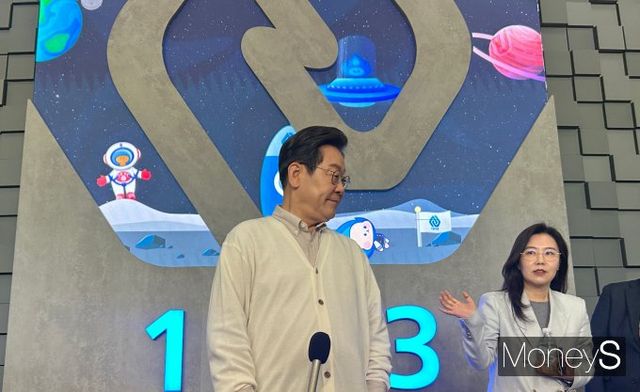 이재명 더불어민주당 대통령 후보가 국민개병제를 유지하되 병역 대상자에게 '징집병'과 '전투 부사관' 중 선택권을 부여하는 병역 개편 구상을 밝혔다. 사진은 이재명 더불어민주당 대통령 후보가 26일 아주대학교에서 열린 '아주대와 함께하는 대학생 간담회' 직후 기자들과 만난 모습. /사진=김성아 기자