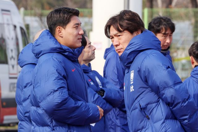 대전 하나시티즌에서 활약 중인 주민규가 2026 북중미월드컵 아시아 지역 3차 예선 명단에 낙마했다. 사진은 국가대표팀에 차출된 주민규(왼쪽)가 홍명보 한국 축구대표팀 감독과 대화를 나누는 모습. /사진=뉴스1
