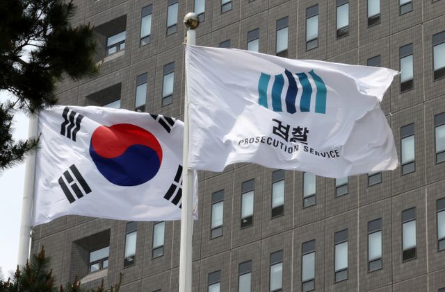 1억여원을 횡령하고 강도 자작극을 벌인 조선족 3명이 구속 기소됐다. 사진은 검찰 마크가 달린 깃발. /사진=뉴스1