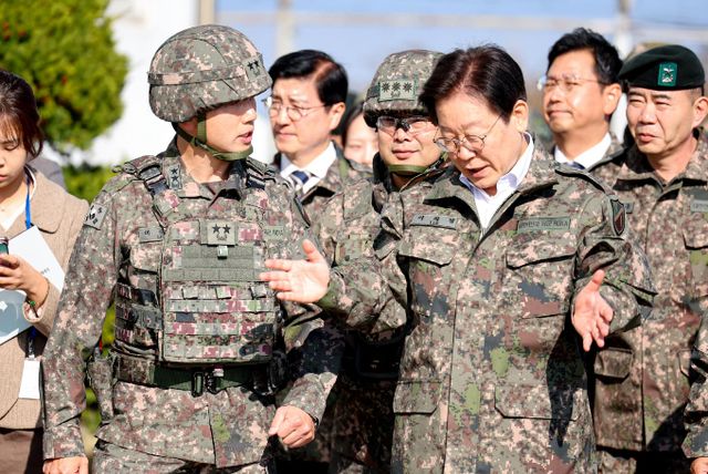 이재명 더불어민주당 대선 후보가 26일 한미연합방위 체제를 통해 북한의 위협에 대비하겠다고 밝혔다. 사진은 지난해 10월 이 후보가 당시 당 대표였던 시절 인천 육군 제17사단 3경비단에 방문한 모습. /사진=더불어민주당