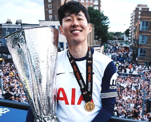 손흥민의 2023-24 시즌 주급이 약 3억5000만원이었다는 보도가 나왔다. 사진은 생애 첫 유럽 무대 트로피를 들어 올린 손흥민의 모습. /사진=손흥민 인스타그램 캡처