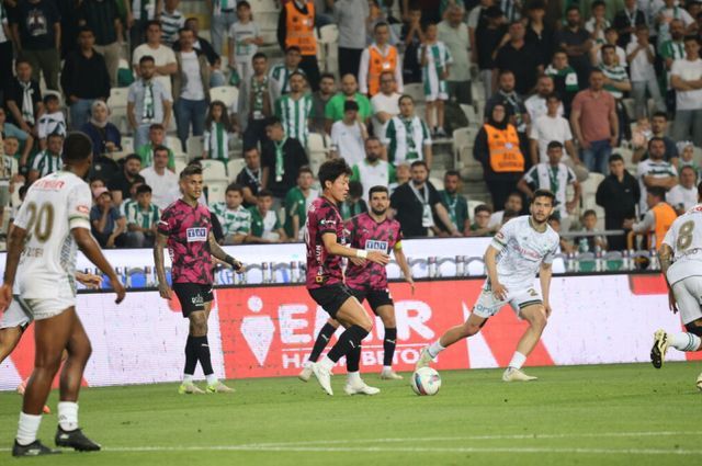 불법 촬영 혐의를 받는 황의조가 1골 1도움으로 소속팀 알라니아스포르를 구했다. 사진은 튀르키예 쉬페르리그 알라니아스포르에서 활약 중인 황의조(가운데)의 모습. /사진=알라니아스포르 홈페이지 캡처