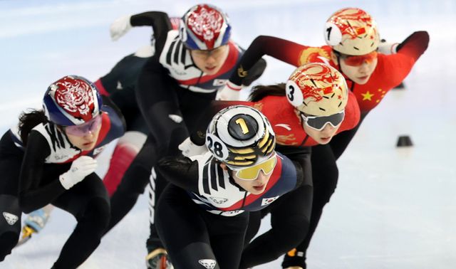 한국 쇼트트랙 대표팀이 2026년 밀라노·코르티나담페초 동계올림픽이 1년도 남지 않은 상황에서 악재를 만났다. 사진은 지난 2월8일(현지시각) 중국 헤이룽장성 하얼빈 빙상훈련센터 다목적홀에서 열린 하얼빈 동계아시안게임 쇼트트랙 여자 1500m 결승에서 김길리가 역주한 모습. /사진=뉴스1