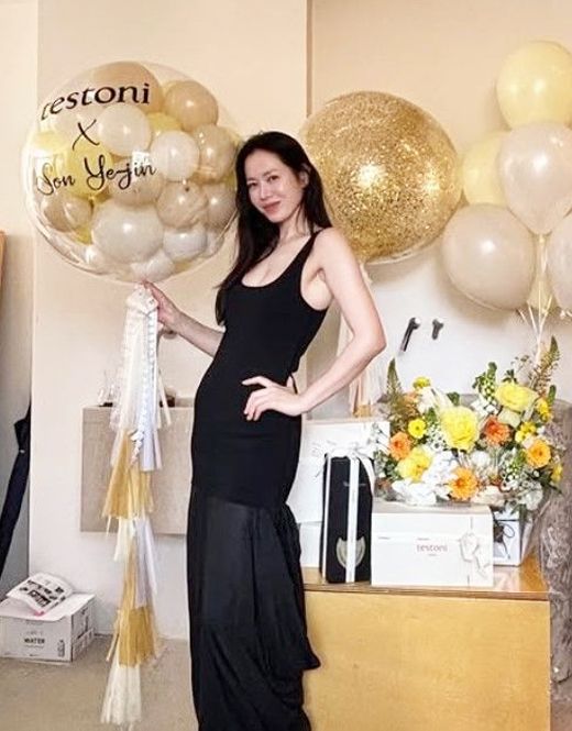 배우 손예진이 매력적인 미모를 자랑해 화제다. 사진은 손예진이 블랙 드레스를 입고 있는 모습. /사진=손예진 이스타그램 캡처